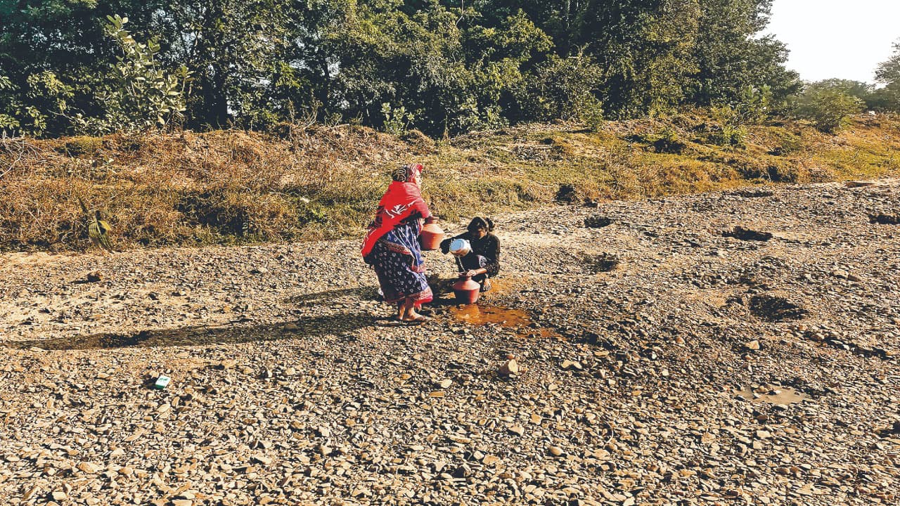 धनबाद में चल रहीं 10 अरब से अधिक की योजनाएं, फिर भी जनता है प्यासी, सुस्त है सरकारी योजना की रफ्तार