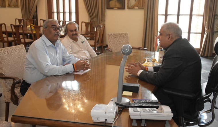 बंगाल नगर निकाय चुनाव : राज्य निर्वाचन आयुक्त राज्यपाल से मिले