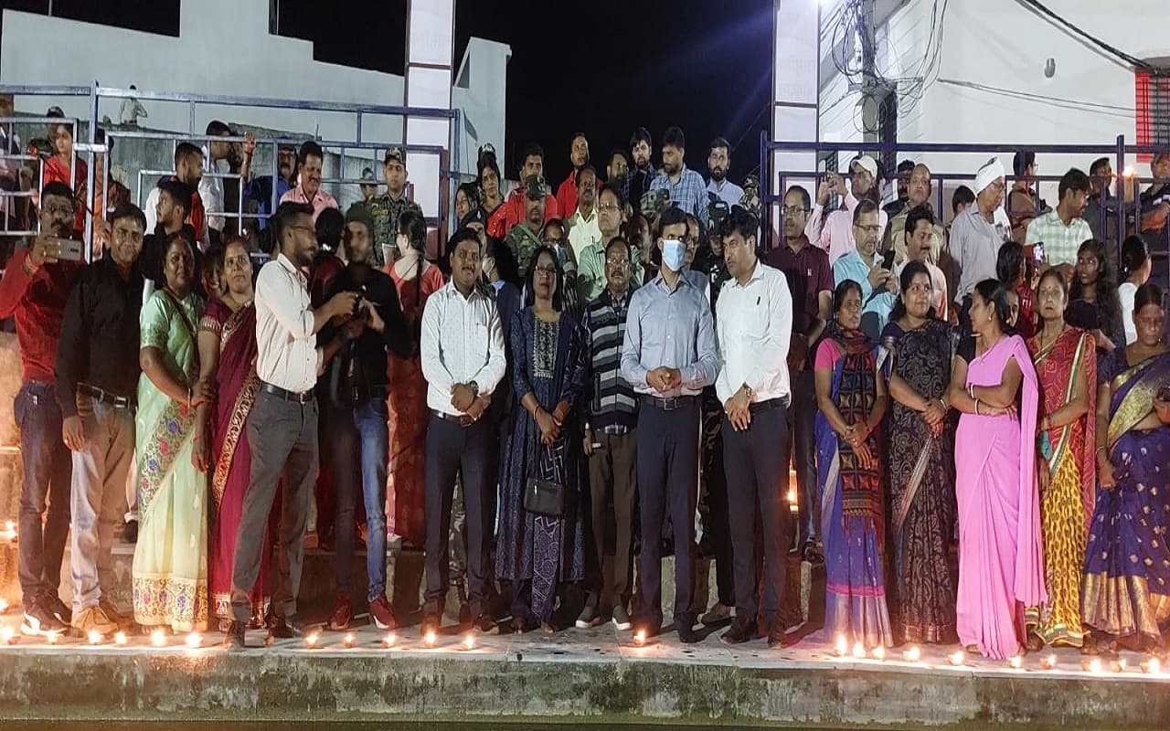 Happy Dhanteras 2022: गुमला की समृद्धि व खुशहाली के लिए सामूहिक दीपदान, धनतेरस की शाम जगमगा उठा तालाब