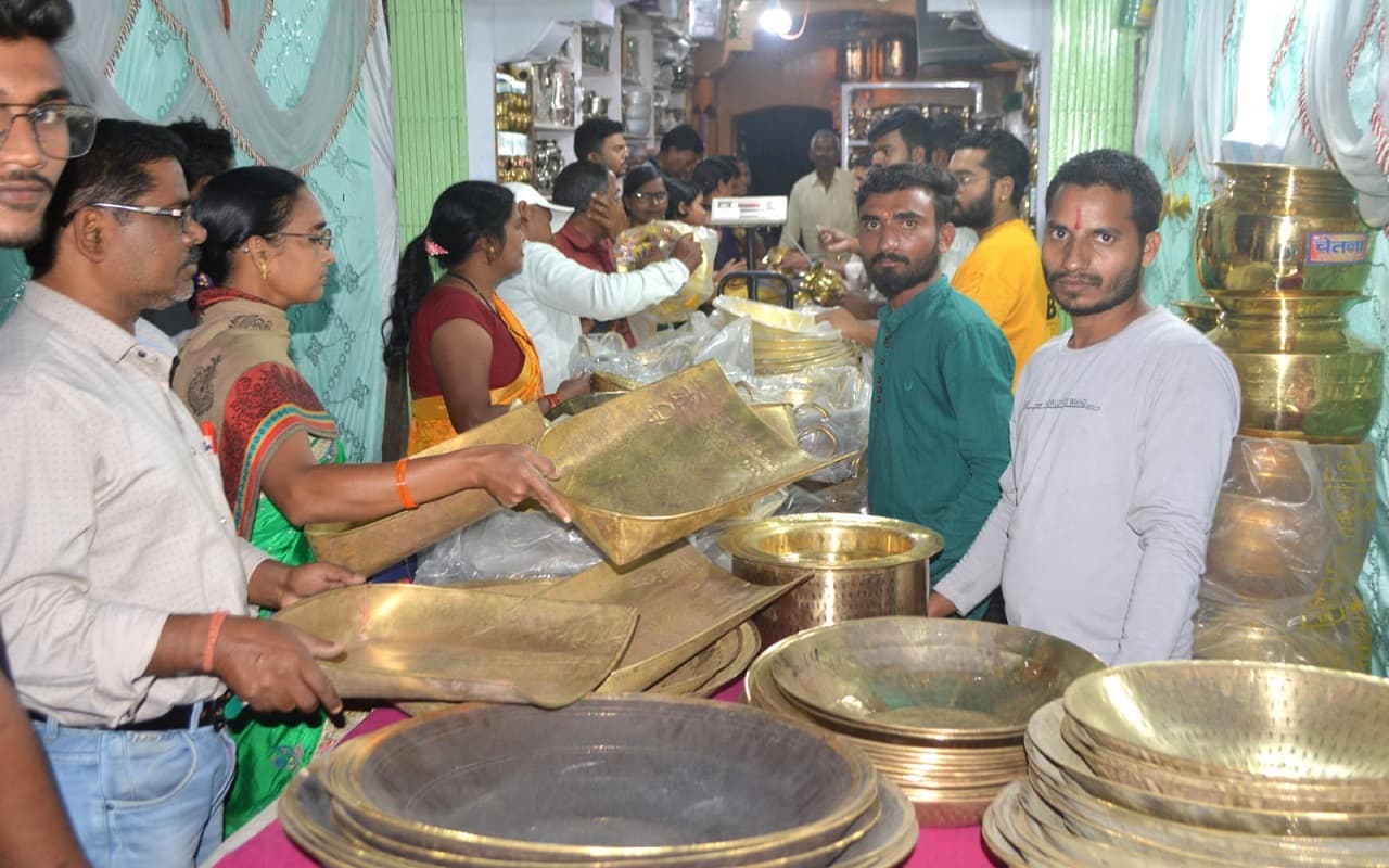 Dhanteras 2022:धनतेरस पर बाजार गुलजार, बंपर खरीदारी से दुकानदारों के खिले चेहरे, करीब 80 करोड़ का कारोबार