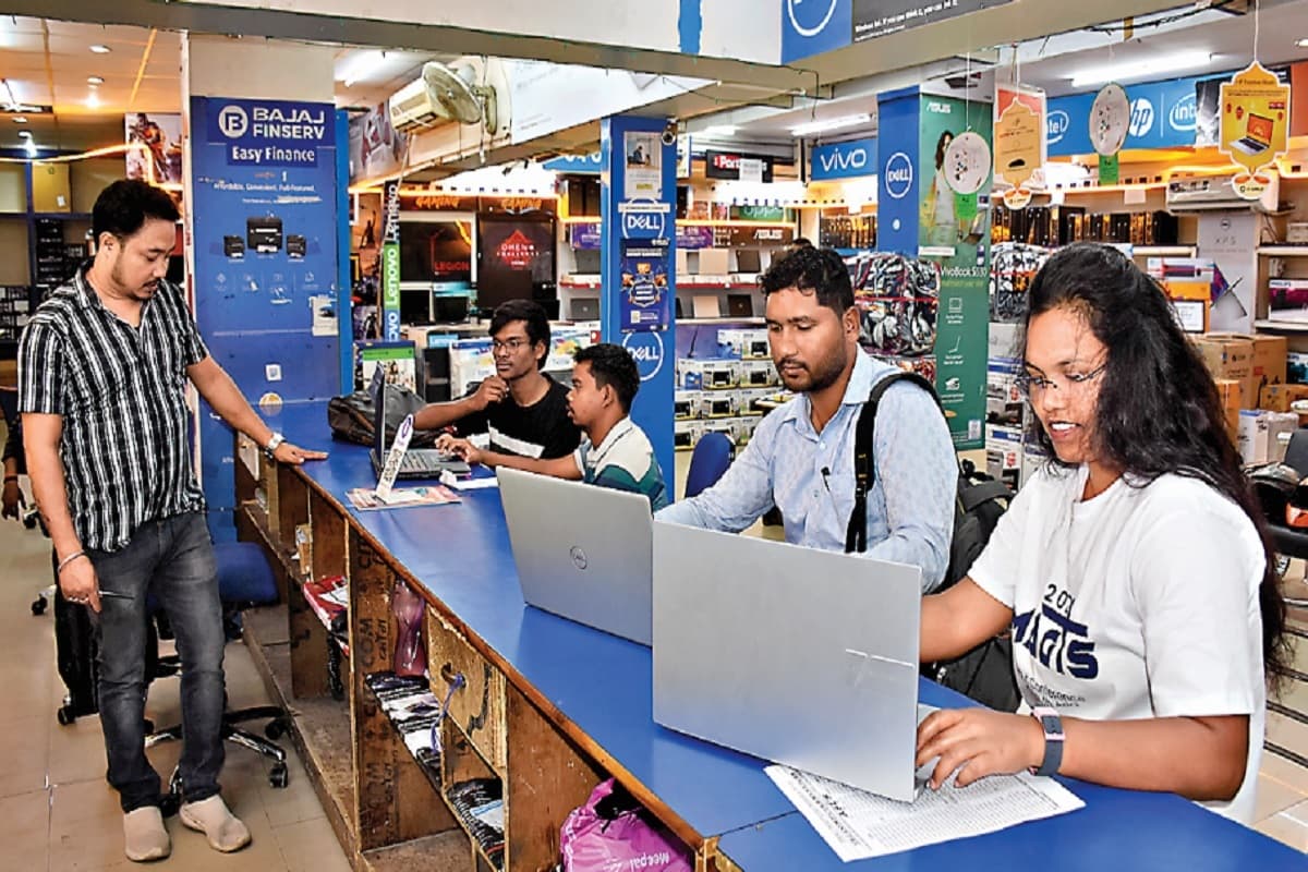 झारखंड के बाजारों में इलेक्ट्रॉनिक गैजेट्स की धूम, ग्राहकों को इन प्रोडक्ट्स पर मिल रहे हैं जबरदस्त ऑफर