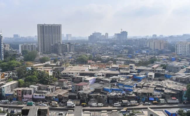 COVID-19 : मुंबई के धारावी में 30 नये मामले सामने आए, कुल संक्रमितों की संख्या 168 हुई