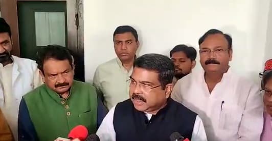 Lucknow News: खाद संकट पर बोले धर्मेंद्र प्रधान- नवंबर से यूपी में नहीं होगी DAP की कमी