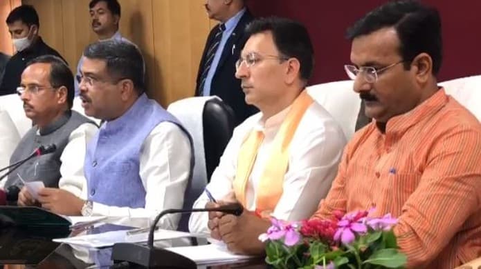 Lucknow News: केन्द्रीय शिक्षा मंत्री धर्मेंद्र प्रधान ने की 'आप' सांसद संजय सिंह की तारीफ, जानें वजह