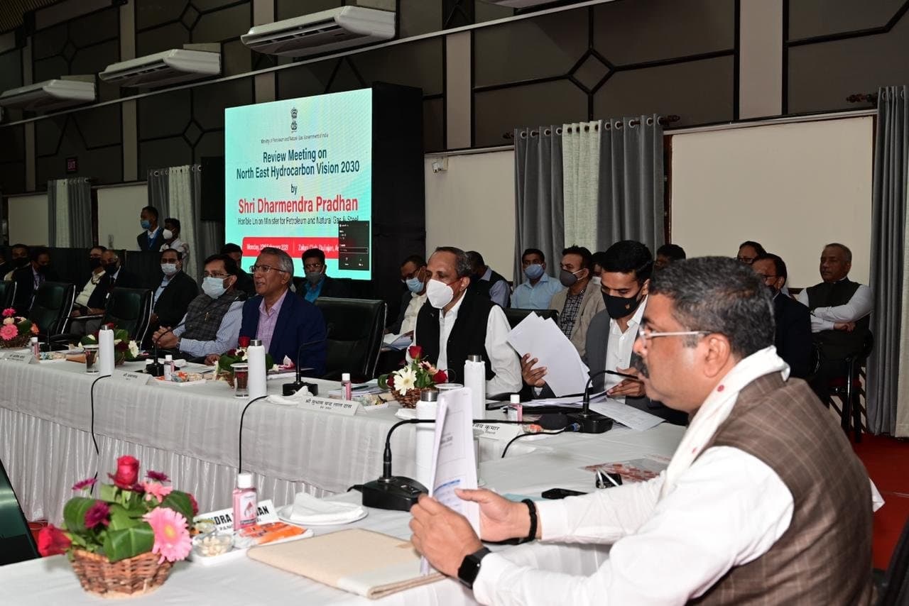 क्या कम होगी पेट्रोल - डीजल की कीमत, केंद्रीय पेट्रोलियम मंत्री धर्मेंद्र ने की तेल और गैस कंपनियों के साथ बैठक