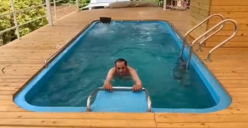 85 साल के धर्मेंद्र ने पूल में एरोबिक एक्सरसाइज कर फैंस को चौंकाया, सोशल मीडिया पर VIDEO वायरल