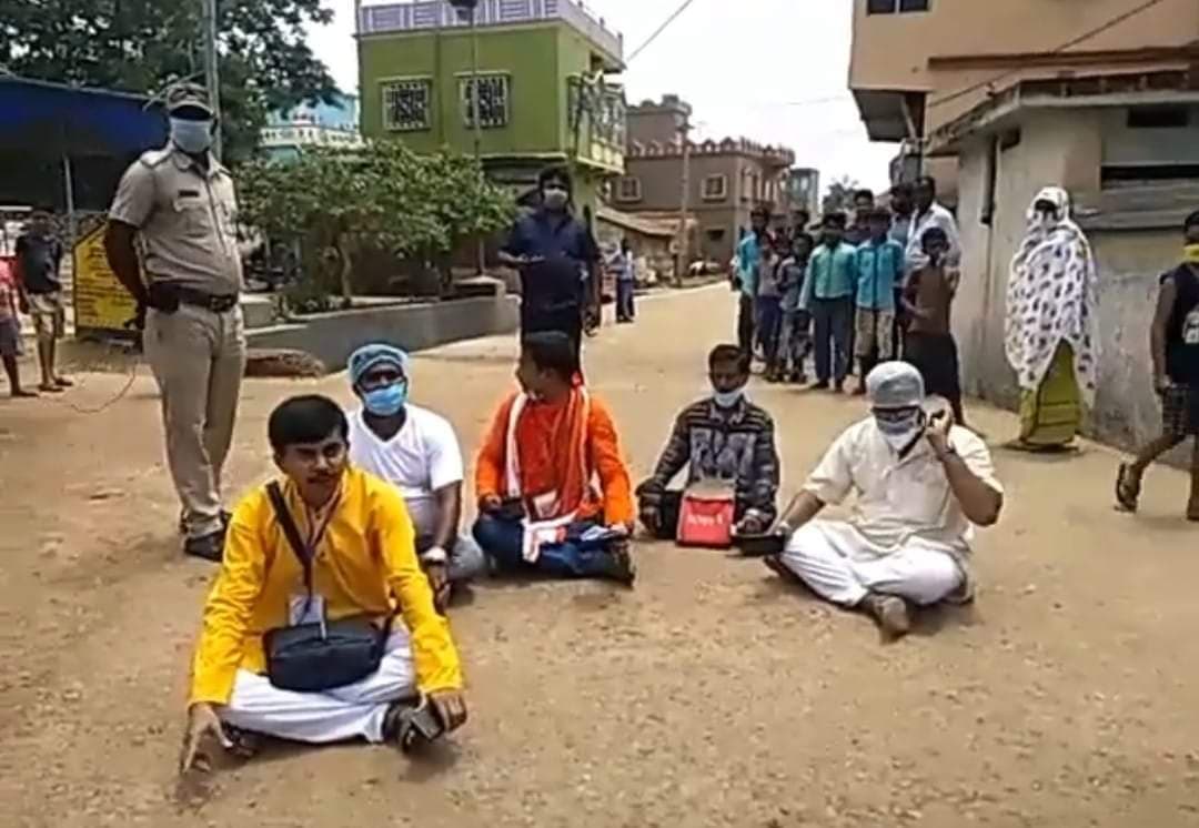 गलसी में हिंदू वोटर्स को मतदान से रोका, विरोध में समर्थकों के साथ धरने पर बैठे बीजेपी कैंडिडेट