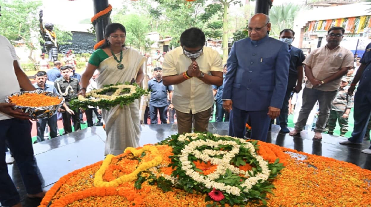Jharkhand News: झारखंड के राज्यपाल रमेश बैस और CM हेमंत सोरेन ने दी भगवान बिरसा मुंडा को श्रद्धांजलि