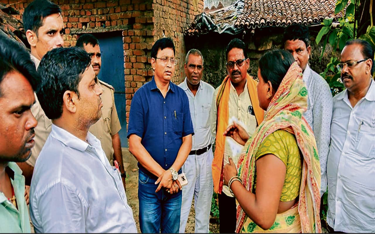 धनबाद छात्रा आत्महत्या मामला : भाई-बहनों की हैंडराइटिंग का पुलिस ने लिया नमूना, मां समेत कई लोगों से की पूछताछ