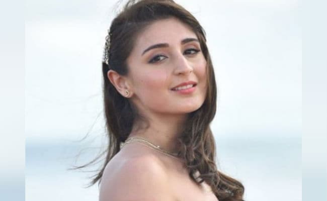 ध्वनि भानुशाली व्‍हाइट गाउन में दिखीं बेहद बोल्‍ड, समंदर किनारे सिंगर का हॉट अंदाज वायरल, PHOTOS