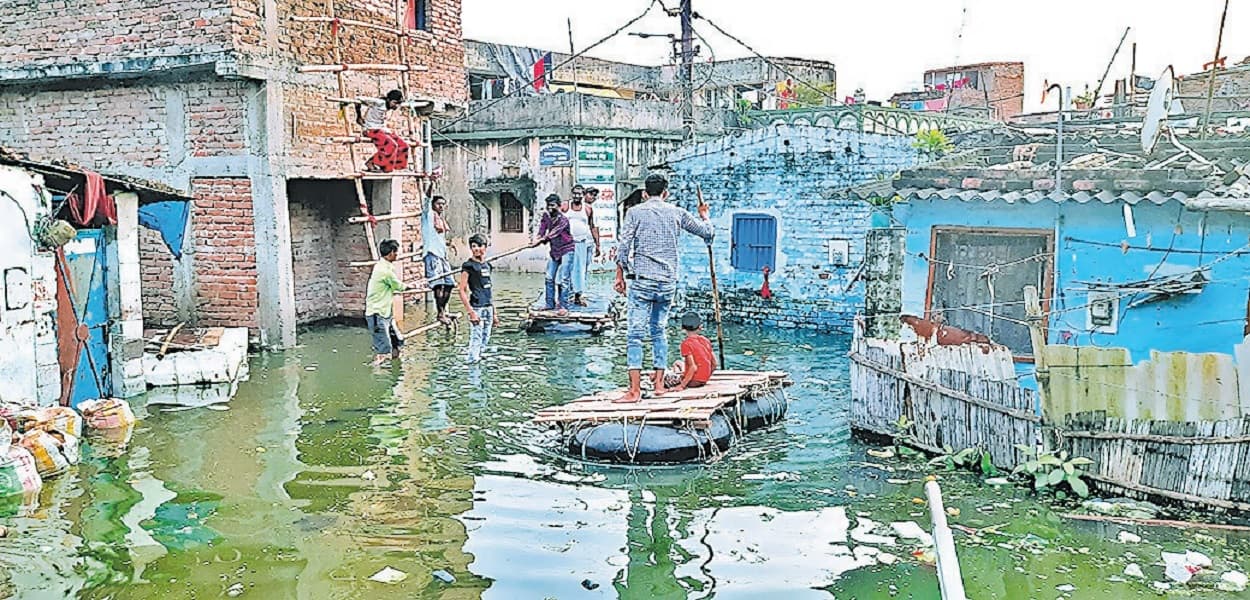 Bihar Flood: मुजफ्फरपुर में बूढ़ी गंडक नदी के
किनारे वाले घर डूबे, लोगों में दहशत