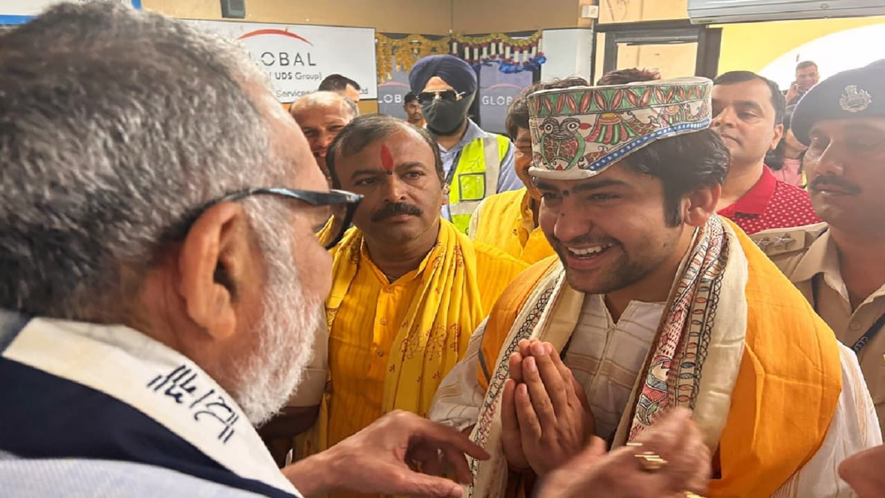 PHOTOS: पटना पहुंचे बागेश्वर बाबा की खास तस्वीरें देखें, धीरेंद्र शास्त्री का ऐसे हुआ जोरदार स्वागत..