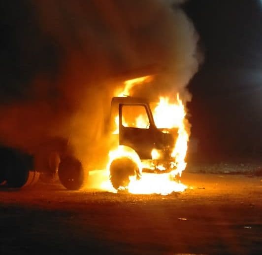 Jharkhand Crime News : झारखंड के धनबाद में अपराधियों का तांडव, आउटसोर्सिंग कंपनी में बम विस्फोट और हवाई फायरिंग से दहशत, वाहनों को फूंका