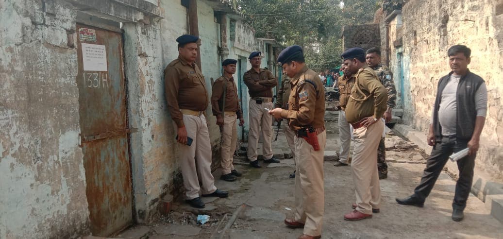 Bomb In Railway Quarter : झारखंड की कोयलानगरी धनबाद के रेलवे क्वार्टर में बम मिलने से हड़कंप, रांची से पहुंचा बम निरोधक दस्ता