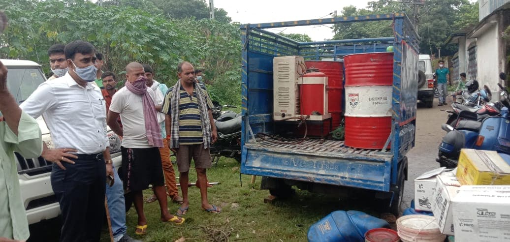 Jharkhand News : धनबाद में नकली मोबिल बनाने की फैक्ट्री का भंडाफोड़, चार गिरफ्तार