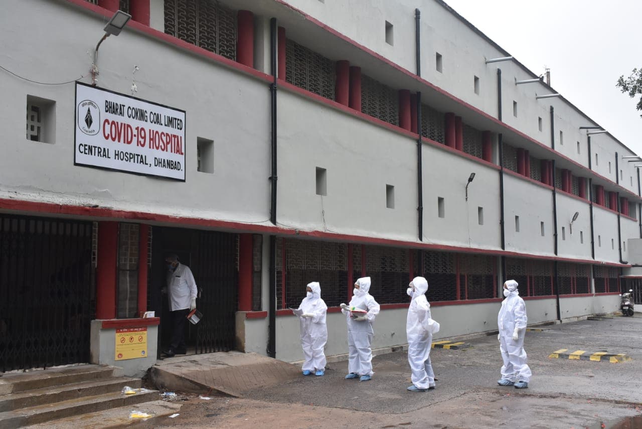 Coronavirus In Jharkhand : कोरोना के गंभीर मरीजों के इलाज में भारी लापरवाही, पढ़िए धनबाद कोविड अस्पताल में कैसे जोखिम में है जान ?
