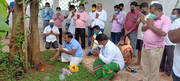 Coronavirus In Jharkhand : पूर्व सीएम शिबू सोरेन व पत्नी रूपी सोरेन के बेहतर स्वास्थ्य के लिए हो रहीं प्रार्थनाएं, धनबाद के जाहेर थान में हो रहा पूजा-पाठ