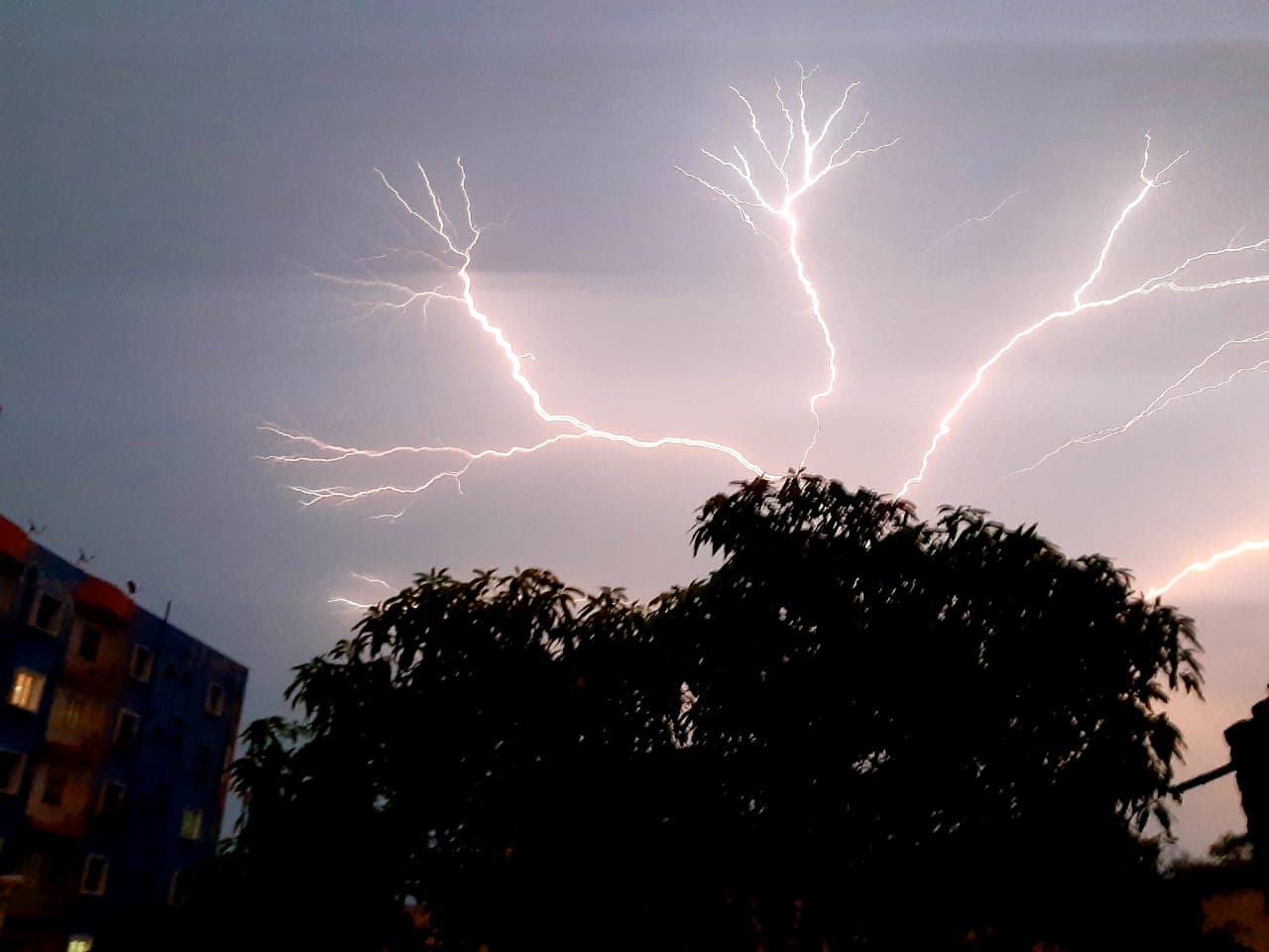 Jharkhand Weather News : ठनका गिरने से एक ही परिवार के पांच लोगों की मौत, बाल-बाल बचा मासूम, मां ने तोड़ा दम, झारखंड में वज्रपात ने ली 11 की जान