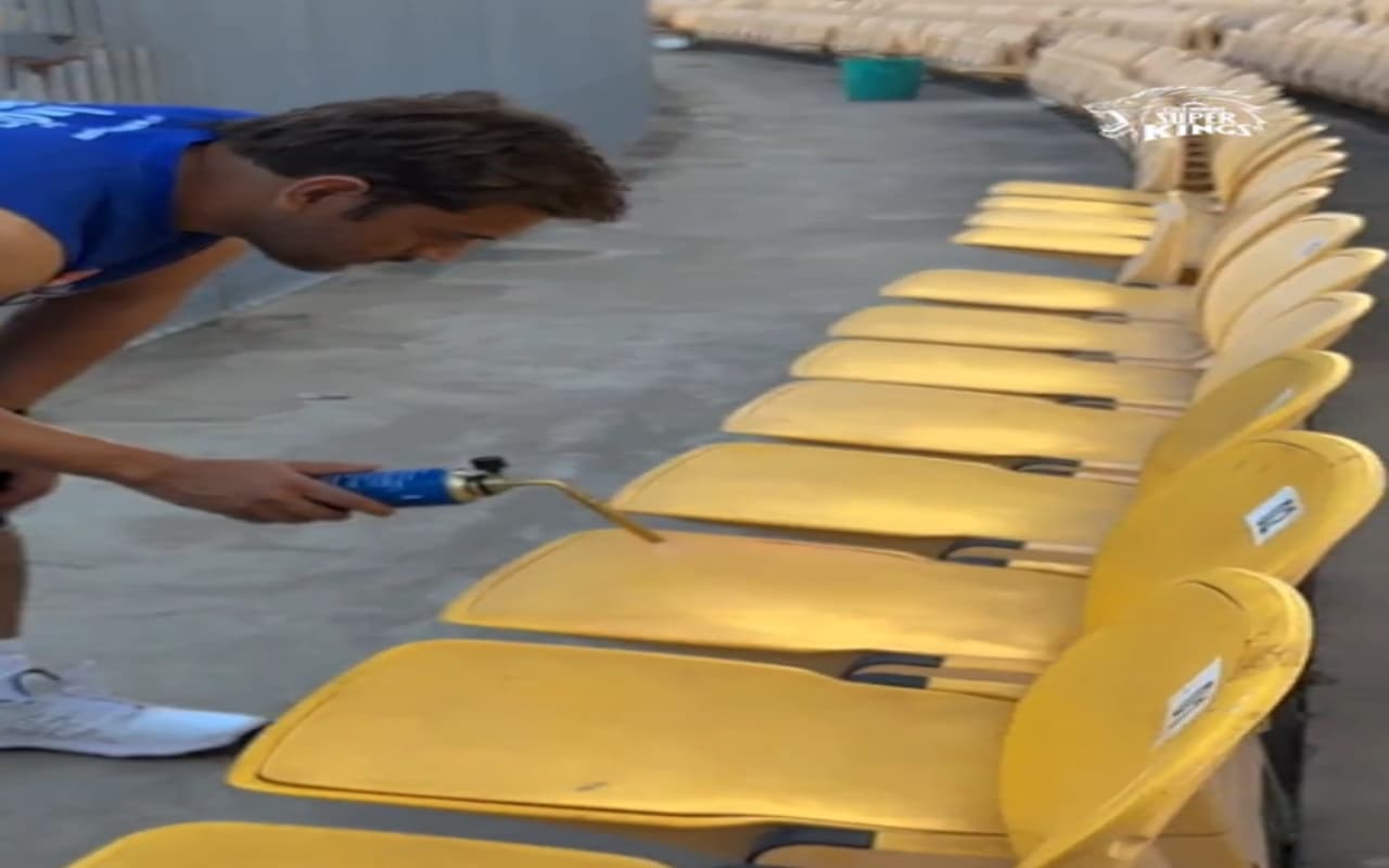 Viral Video: स्टेडियम में सीट पेंट करते हुए नजर आए MS Dhoni, IPL से पहले दिखा अलग अंदाज