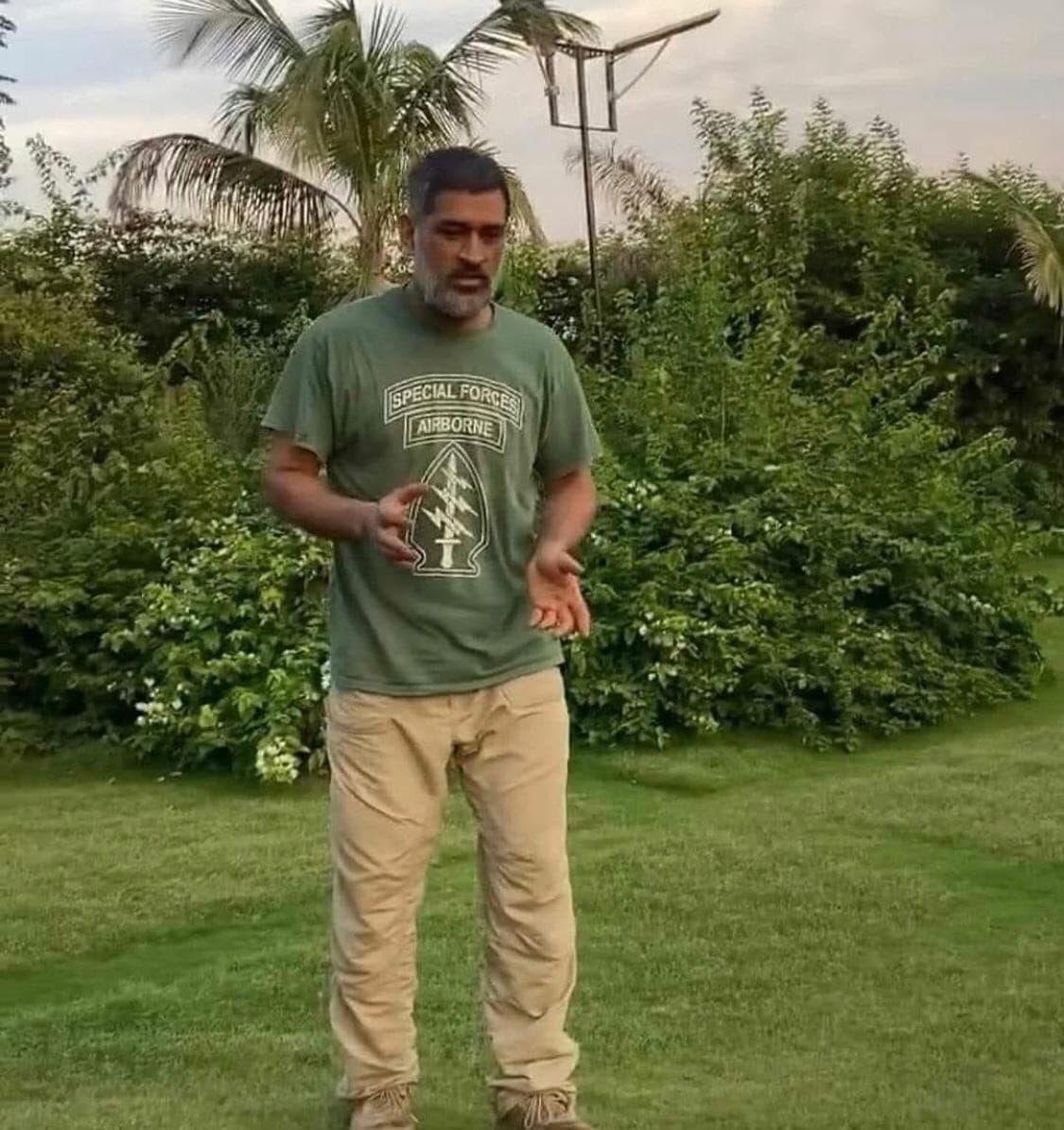 Video: कुछ इस लुक में दिखाई पड़ रहे हैं महेंद्र सिंह धौनी, बेटी जीवा के साथ रेस लगाते आए नजर