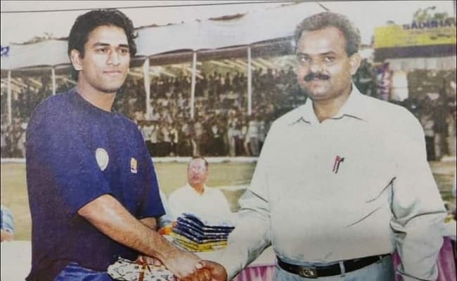 साक्षी ने फिर शेयर की मिस्ट्री फ्रेंड कबीर की तसवीर, विकेट के पीछे नजर आ रहे धौनी