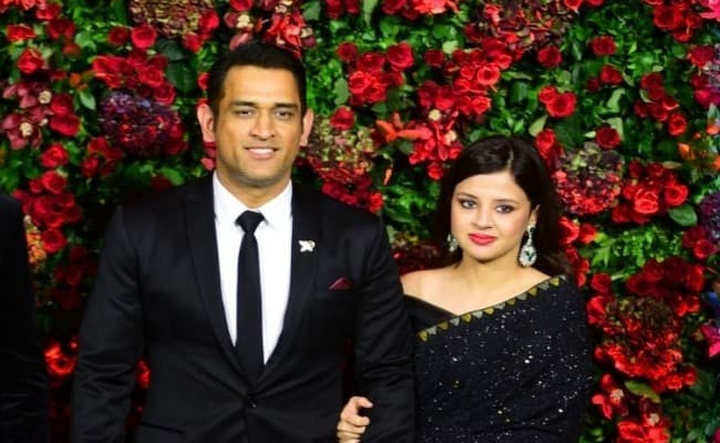MS Dhoni  के डोनेशन को लेकर पत्नी साक्षी भड़की , ट्वीट कर लगायी फटकार