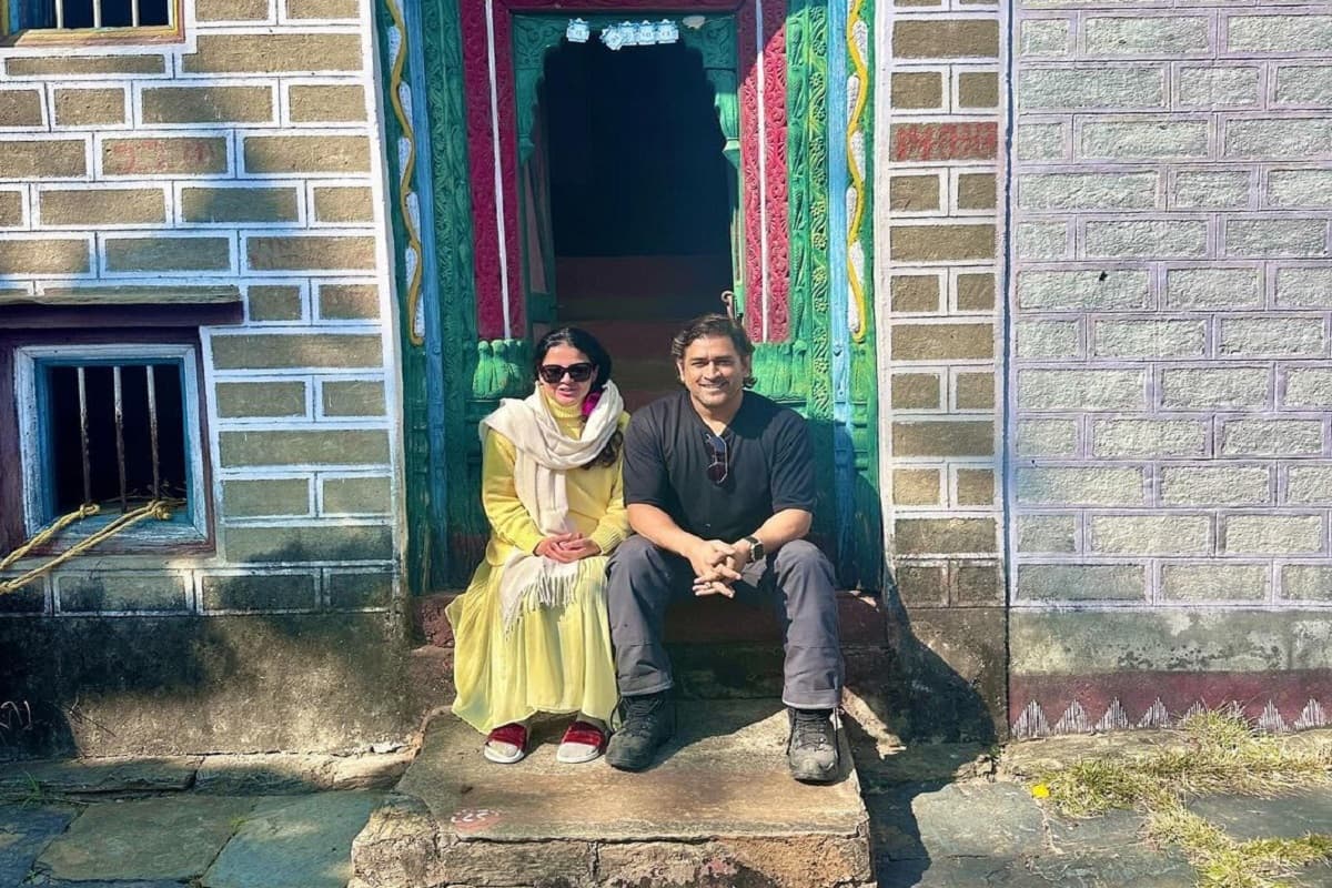 VIDEO : महेंद्र सिंह धोनी ने पैतृक गांव जाकर की कुल देवता की पूजा, साक्षी संग लिया परिजनों का आशीर्वाद