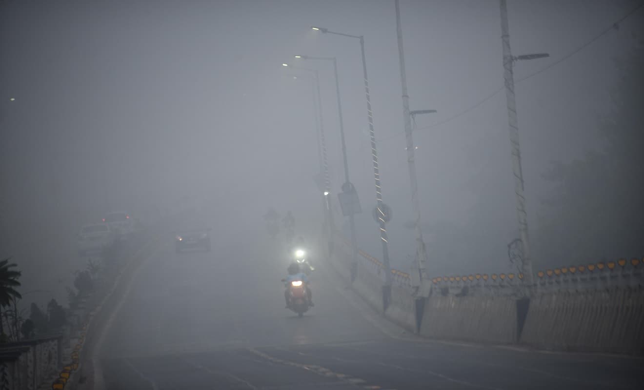 पटना में पछुआ के कारण हुई हल्की बारिश के बाद हवा में हुआ थोड़ा सुधार, कम हुआ एक्यूआइ
