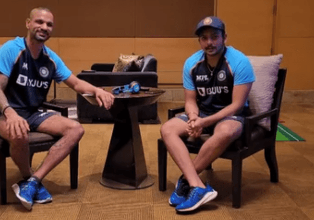 धवन ने बांसुरी पर छेड़ी ऐसी धुन कि पृथ्वी शॉ गाने लगे- ये शाम मस्तानी... देखें VIDEO