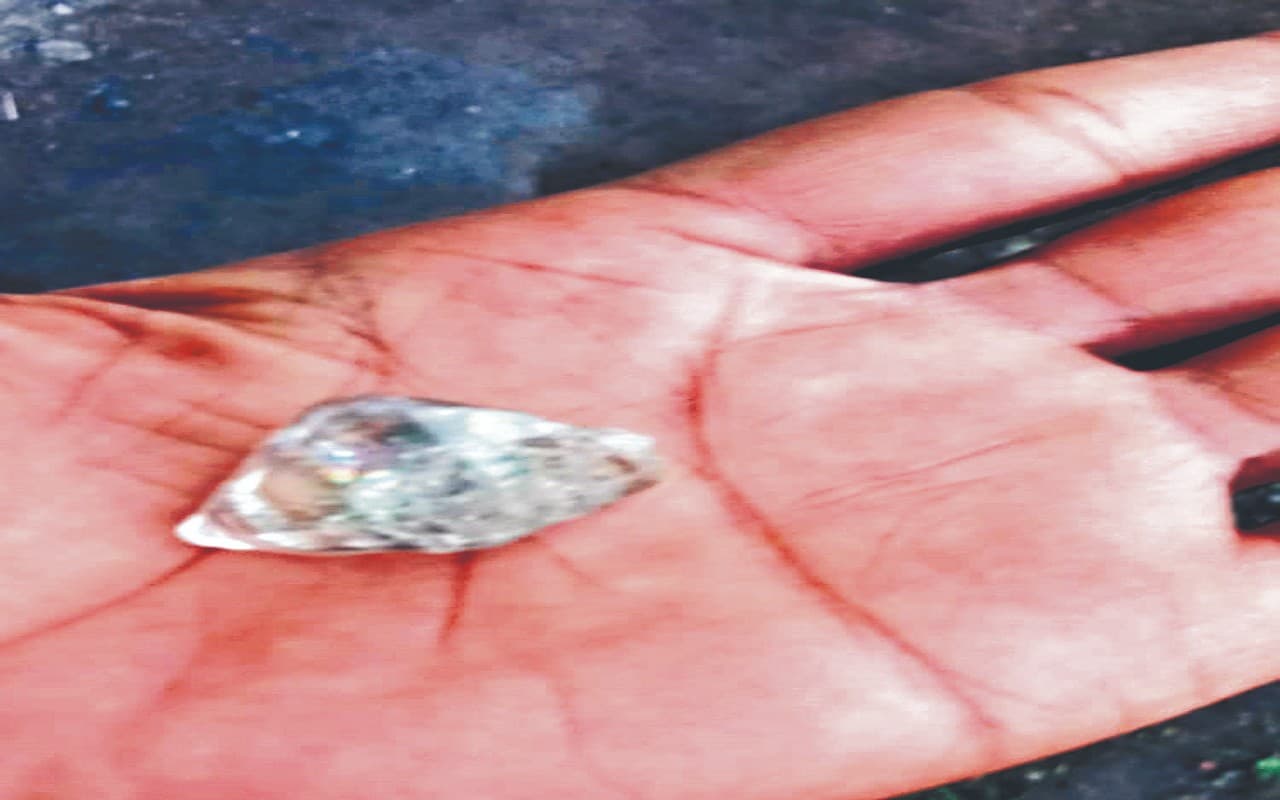 धनबाद के सिजुआ में कोयले खदान से मिला हीरा जैसा पदार्थ, दो युवक लेकर फरार