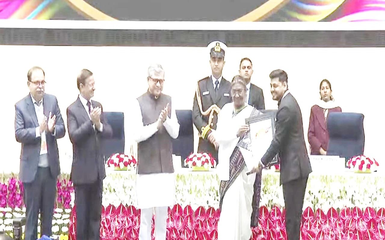 Jharkhand: नयी दिल्ली में राष्ट्रपति द्रौपदी मुर्मू ने कोडरमा DC आदित्य रंजन को दिया डिजिटल इंडिया अवार्ड