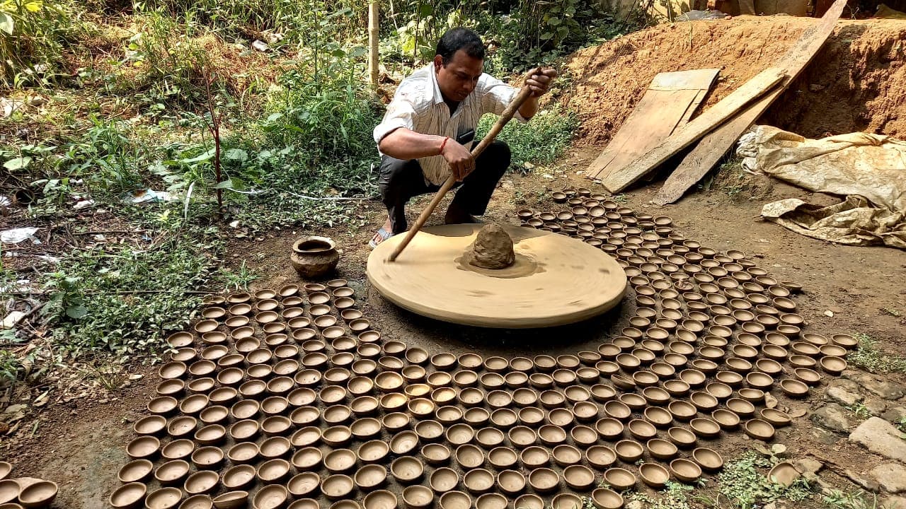 बिहार: दिवाली से पहले सज गया लाइट का बाजार, उम्मीद के साथ दीया बनाने में जुटे कुम्हार, देखिए तस्वीरें