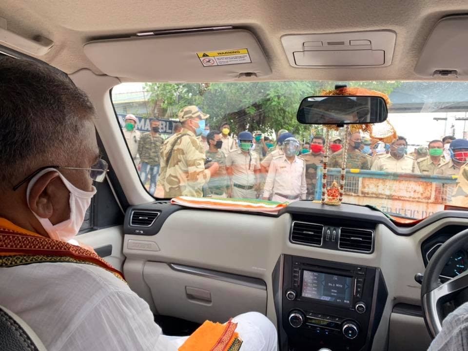 अम्फान प्रभावित क्षेत्रों में जा रहे भाजपा प्रदेश अध्यक्ष दिलीप घोष को पुलिस ने रोका, तो भाजपा ने पूछा- कौन कर रहा राजनीति ?