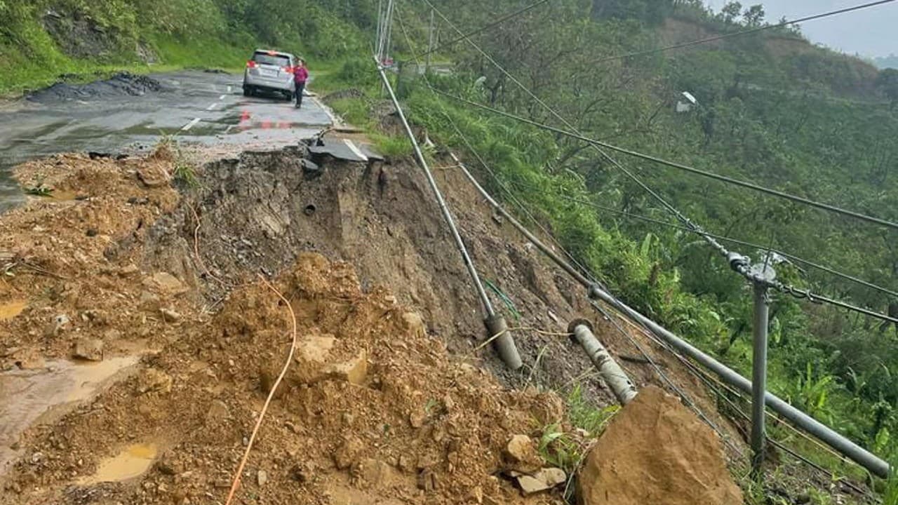Assam Flood and Landslide: असम में भू-स्खलन से तीन लोगों की मौत, बाढ़ का अलर्ट, देखें PICS