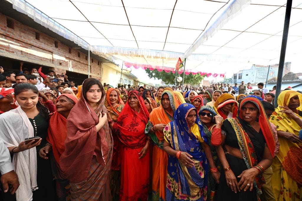 Mainpuri By-Election: डिंपल यादव ने करहल में किया जनसंपर्क, कहा यह नेताजी को श्रद्धांजलि देने का चुनाव