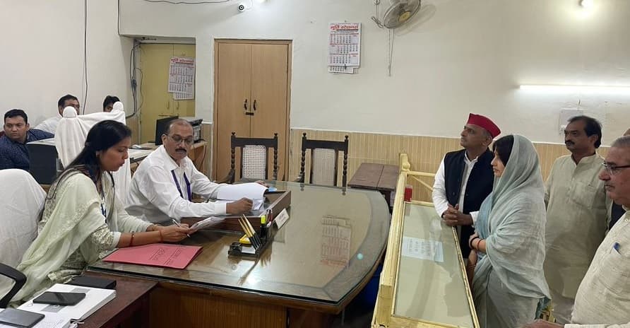 मैनपुरी उपचुनाव के लिए डिंपल यादव ने किया नामांकन, नेताजी की गैरमौजूदगी में बीजेपी बनेगी चुनौती ? पढ़ें..