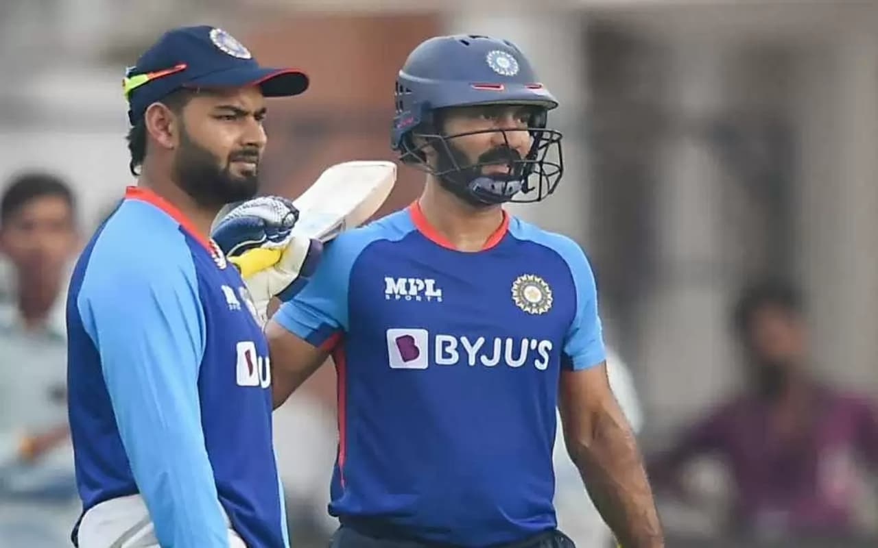 T20 World Cup 2022: दिनेश कार्तिक या ऋषभ पंत? एडम गिलक्रिस्ट ने बताया किसे मिलनी चाहिए प्लेइंग XI में जगह