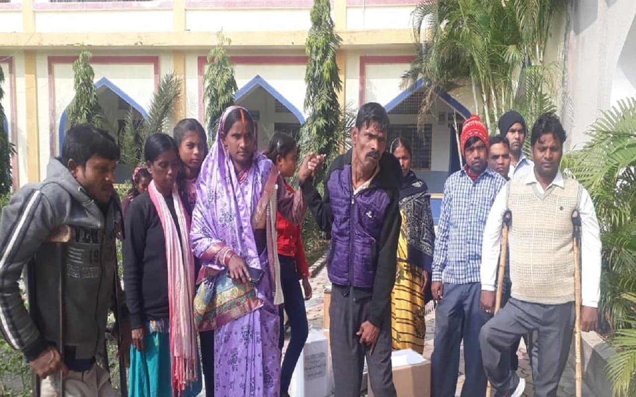 World Disability Day: दिव्यांग संतोष दिव्यांगों के चेहरे पर ऐसे ला रहे मुस्कान, साथ देती हैं पत्नी मीना