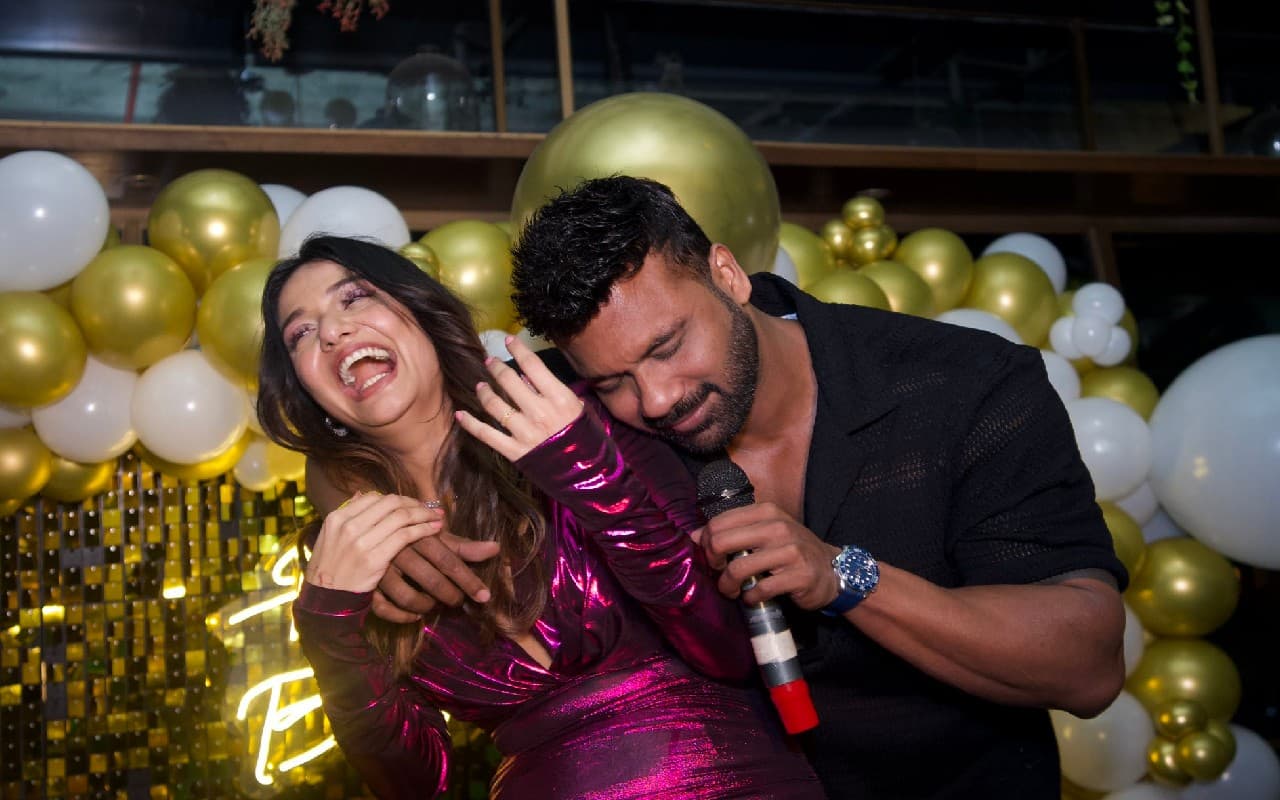 दिव्या अग्रवाल ने मंगेतर अपूर्व संग शेयर की तस्वीर, कैप्शन में लिखा- इससे कोई फर्क नहीं पड़ता कि हम...