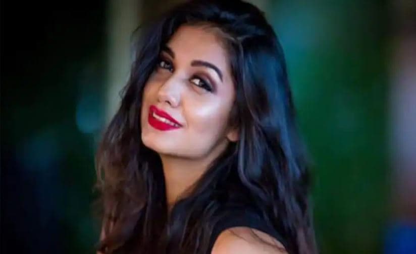 Divya Agarwal Song: दिव्या अग्रवाल का नया गाना 'रेशम का रूमाल' रिलीज, एक्ट्रेस के ठूमके देख घायल हुए फैंस