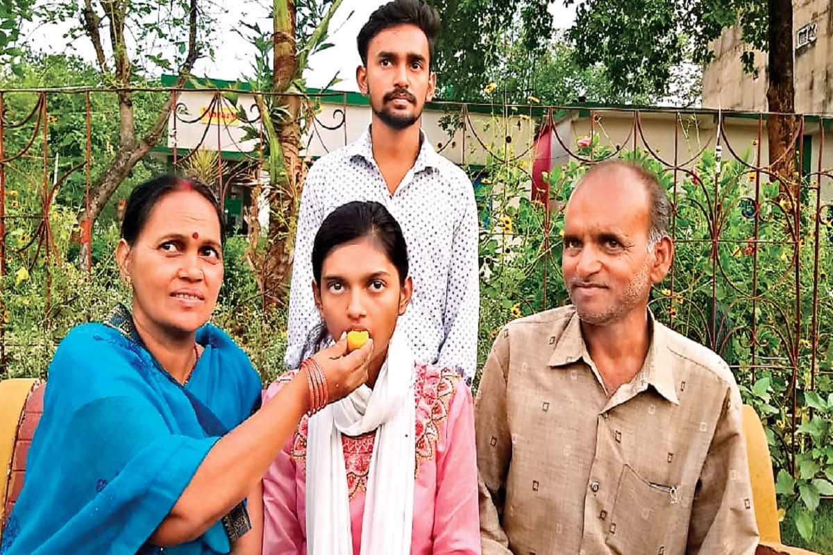 JAC 12th Result: पिता गार्ड, न ट्यूशन गयी न कभी कोचिंग, फिर दिव्या ऐसे बनी स्टेट टॉपर, सरकार से की ये मांग