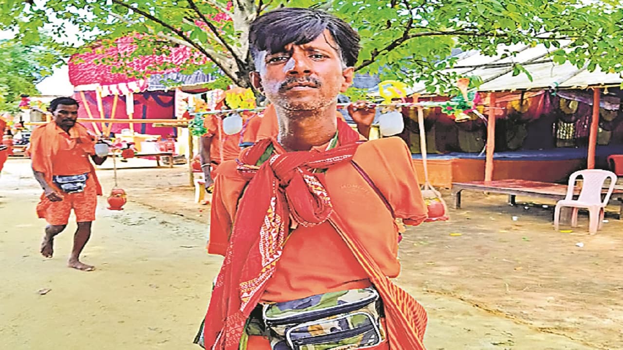 श्रावणी मेला 2022: सावन में दो बार जलार्पण करते दोनों हाथों से दिव्यांग शंकर, आम कांवरियों से रफ्तार तेज