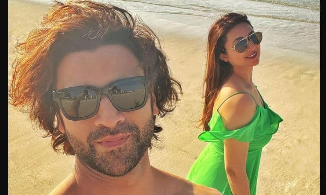 दिव्यांका त्रिपाठी ने बताया क्या है रविवार का मतलब? पति संग शेयर की समंदर किनारे से रोमांटिक तसवीरें