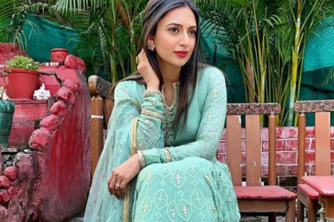 Divyanka Tripathi ने शेयर की ग्रीन आउटफिट में अपनी तस्वीर, देसी लुक में कुछ यूं लगीं एक्ट्रेस
