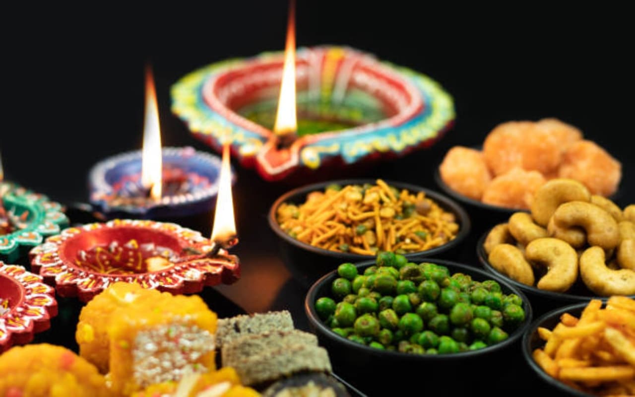 दिवाली उत्सव बढ़ाने के लिए कम टाइम में घर पर बनाएं ये फेवरेट पकवान