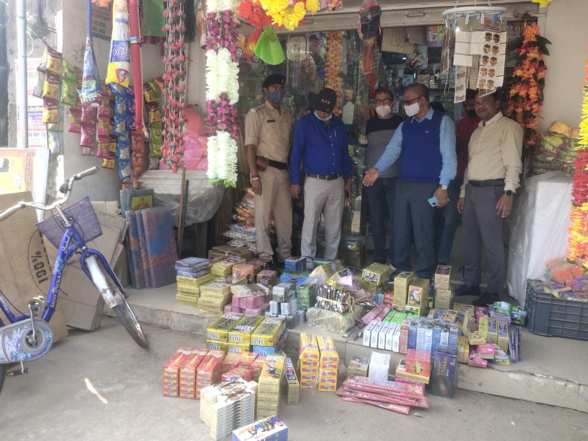 Jharkhand News : पटाखा बिक्री का नहीं था लाइसेंस, छापामारी में भारी मात्रा में अवैध पटाखे जब्त