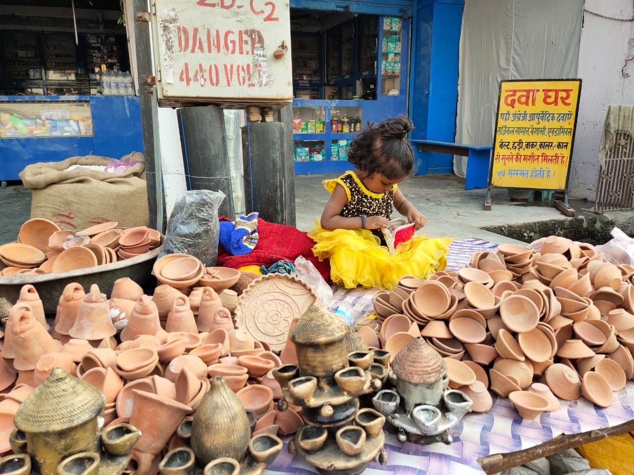 Diwali 2021: गोरखपुर की 'लक्ष्मी' के दियों से मनाएं ये दिवाली, आपकी मदद से संवर जाएगा एक परिवार का जीवन