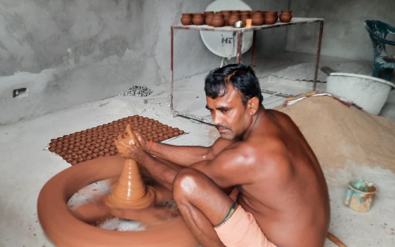 Diwali 2022 : दिवाली में दीया बनाने वाले कुम्हारों की जिंदगी है कितनी रोशन, कितने बदले आर्थिक हालात