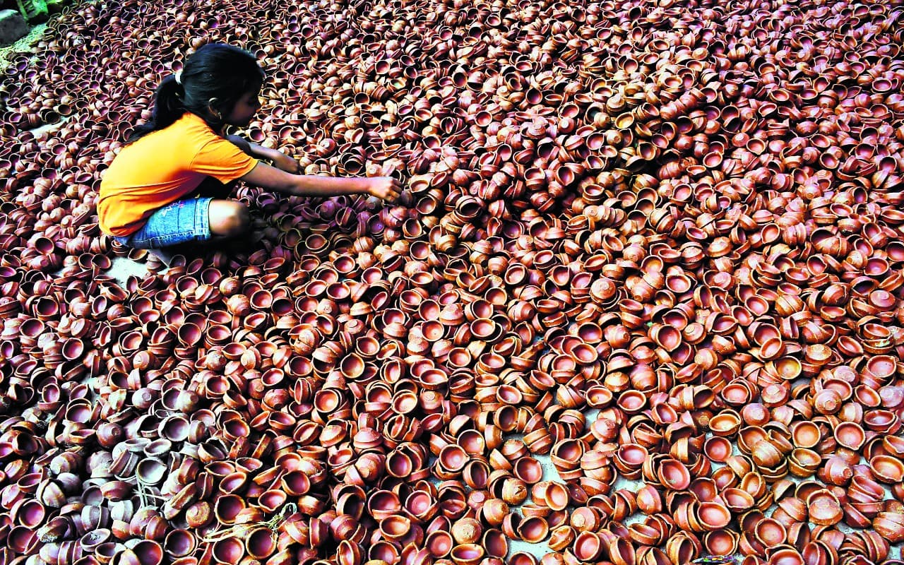 Diwali 2022: इस दिवाली कुम्हारों की बढ़ी उम्मीद, तेजी से चला रहे चाक