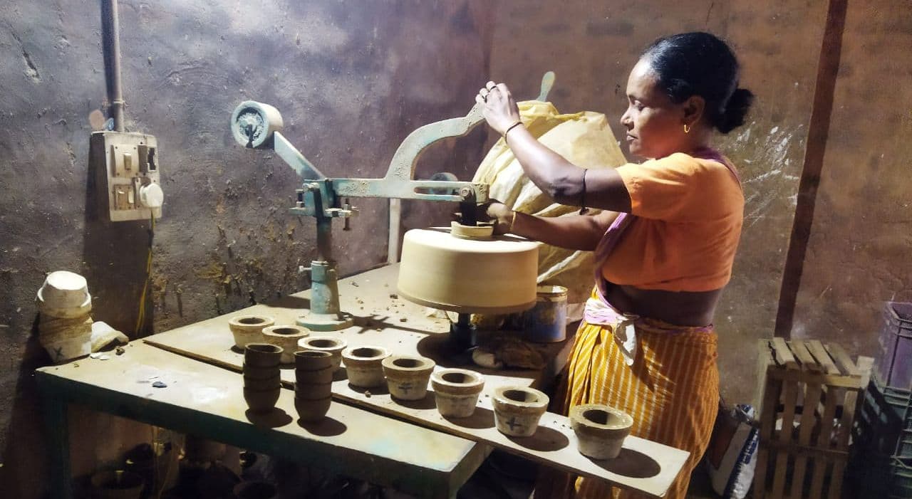 Diwali 2021 : दिवाली की तैयारी, नयी तकनीक से तैयार हो रहे मिट्टी के दीये